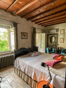 ein Schlafzimmer mit einem großen Bett in einem Zimmer in der Unterkunft B&B Molino2Rosso in Verona