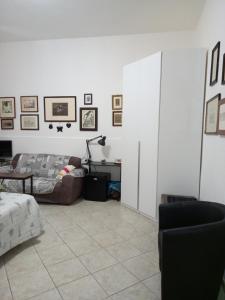 ein Wohnzimmer mit einem Sofa und einem Tisch in der Unterkunft Nenna in Olbia