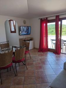 TV a/nebo společenská místnost v ubytování Residenze Il Girasole