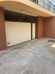 een paar garagedeuren aan de zijkant van een gebouw bij Piso con parking y piscina en Torrox costa in Torrox Costa