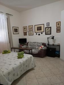 ein Wohnzimmer mit einem Bett und einem Sofa in der Unterkunft Nenna in Olbia