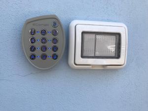 un mando a distancia está sujeto a una pared en DOMUS MARIS, en Monopoli