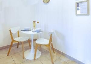 a table and two chairs and a white table and chairs at T2 plain-pied à 3 minutes du centre in Castres