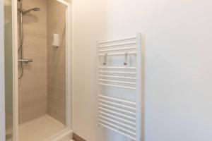 a bathroom with a shower and a glass shower backdoor at T2 plain-pied à 3 minutes du centre in Castres