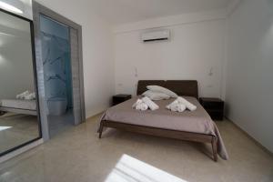una camera da letto con un letto e asciugamani di b&b Villa Grazia a Leverano