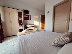 sypialnia z dużym łóżkiem z dwoma ręcznikami w obiekcie Katerina Studios w Limenárii
