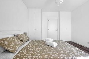 Giường trong phòng chung tại Janelas de Zimbra - Lovely Apartment with Pool and Sea View +25 ảnh