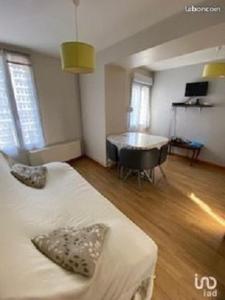 ein Schlafzimmer mit einem Bett und einem Schreibtisch in einem Zimmer in der Unterkunft Les Falaises d'Etretat in Étretat