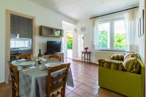 TV a/nebo společenská místnost v ubytování Le Castagne Apartments Ischia