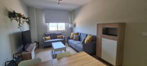 sala de estar con sofá azul y mesa en Apartamento Arena y Sal - Garrucha en Garrucha