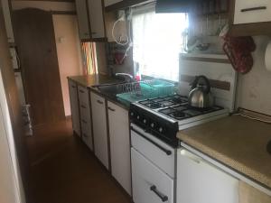 Kuchyň nebo kuchyňský kout v ubytování Domek Holenderski Sobącz
