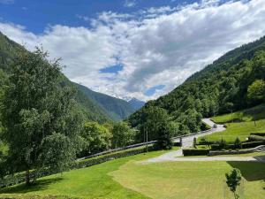 una strada tortuosa tra le montagne con un campo verde di Semplicemente Natura a Torre di Santa Maria