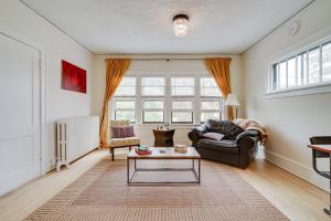 Posezení v ubytování Bright Minneapolis Apartment - 1 Mi to Downtown!