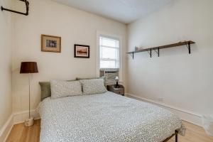 1 dormitorio con cama y ventana en Minneapolis Vacation Rental - 1 Mi to Downtown! en Minneápolis