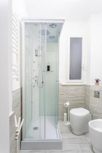 y baño con ducha, aseo y lavamanos. en City Life Sweet Home - Fiera, Duomo en Milán