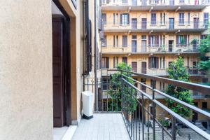 - un balcon avec une porte ouverte et un bâtiment dans l'établissement City Life Sweet Home - Fiera, Duomo, à Milan