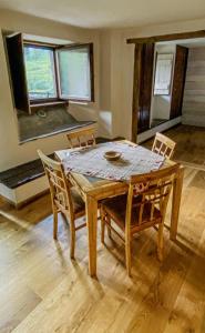 una mesa de comedor y sillas en una habitación en La casa di Tommy, en Savoulx