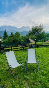dos sillas sentadas en el césped en un campo en La casa di Tommy, en Savoulx