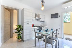 A kitchen or kitchenette at Casa vacanze con piscina