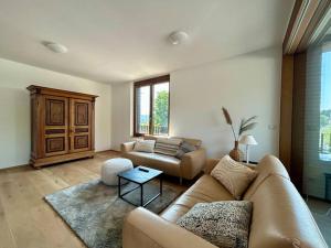 sala de estar con sofá y mesa en Seeparkvilla – Wohlfühlen am See und im Grünen en Bregenz