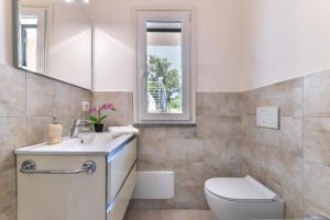 A bathroom at Casa vacanze con piscina