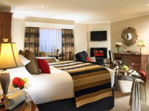 Giường trong phòng chung tại International Hotel Killarney