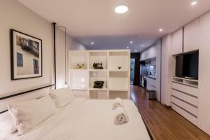 Uma TV ou centro de entretenimento em Las Mimosas by Wynwood House