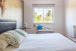 Postel nebo postele na pokoji v ubytování Countryside 2-Bedroom Apart with condominium Pool and Golf premises!
