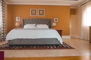 מיטה או מיטות בחדר ב-LAIKIPIA WHITE HOUSE-NANYUKI