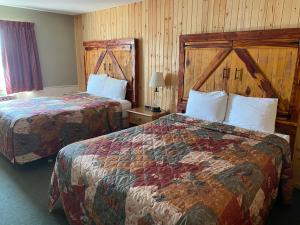 Postel nebo postele na pokoji v ubytování Celebrity Inn