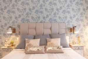a bedroom with a bed with blue floral wallpaper at Apartamento LUXURY centro Bilbao GARAJE in Bilbao