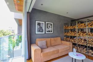 Uma área de estar em Las Mimosas by Wynwood House