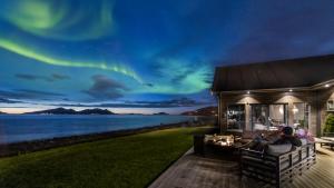 an image of a house with a view of the northern lights at Lyngen Experience Lodge in Nord-Lenangen