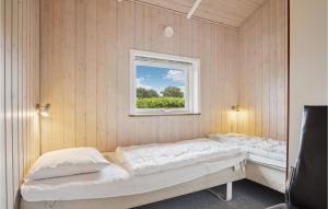 FalenにあるBeautiful Home In Hemmet With 3 Bedrooms, Sauna And Wifiのベッドルーム1室(ベッド2台、窓付)