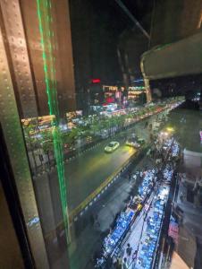 uma vista para uma rua movimentada da cidade à noite em Hotel Royal Bengal em Daca