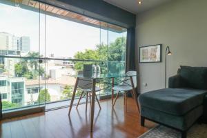 Uma área de estar em Las Mimosas by Wynwood House