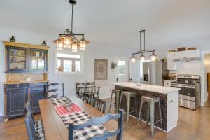 Una cocina y una sala de estar con mesa y sillas. en South Haven Farmhouse with Fire Pit, 4 Mi to Beach!, en South Haven