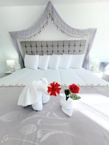 a bedroom with a bed with towels and two roses at Amantani palace in Ocosuyo