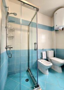 La salle de bains est pourvue d'une douche, de toilettes et d'un lavabo. dans l'établissement Avalona Apartment 1, à Vlorë