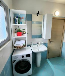 La salle de bains est pourvue d'un lave-linge et d'un lavabo. dans l'établissement Avalona Apartment 1, à Vlorë