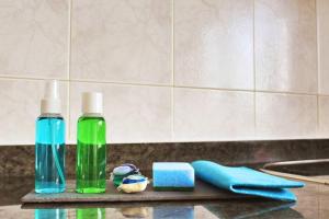 eine Badezimmertheke mit zwei Flaschen Seife und einem Schwamm in der Unterkunft Casa vacacional Ajo in Ajo