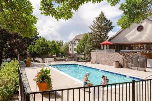 una familia jugando en una piscina en una casa en Gym - Micro-Unit for 2 - DTC Boston Commons, en Greenwood Village