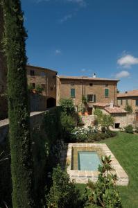 - Vistas al exterior de una casa con piscina en Casa Nobile en Castelmuzio