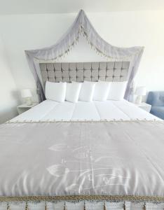 ein Schlafzimmer mit einem weißen Bett mit Baldachin in der Unterkunft Amantani palace in Ocosuyo