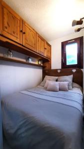 a bedroom with a bed with two pillows on it at Super appartement Cocooning vu Mont Blanc in Sallanches