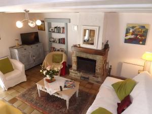sala de estar con sofá y chimenea en GITE RURAL FINISTERE SUD ENTREE PRESQUI'LE CROZON, en Saint-Ségal