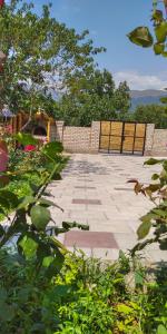 einen steinernen Innenhof mit einer Steinmauer und Bäumen in der Unterkunft Villa BIG HOUSE in Dilidschan