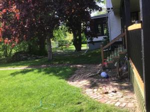 un patio con una valla y una pelota en el césped en Celtic Mansion Annfield Manor, en Little Bras dʼOr