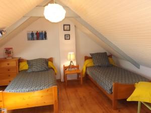 2 camas en una habitación con ático en GITE RURAL FINISTERE SUD ENTREE PRESQUI'LE CROZON, en Saint-Ségal