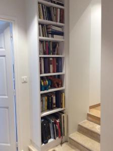 uma estante cheia de livros num corredor em Annapurna Bed & Breakfast em Vaison-la-Romaine